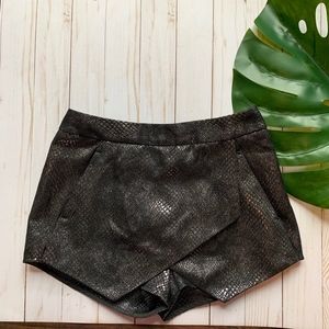 Express Skort w/ Side Pockets